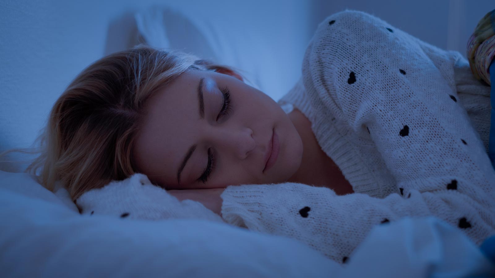 Mujer durmiendo en cama